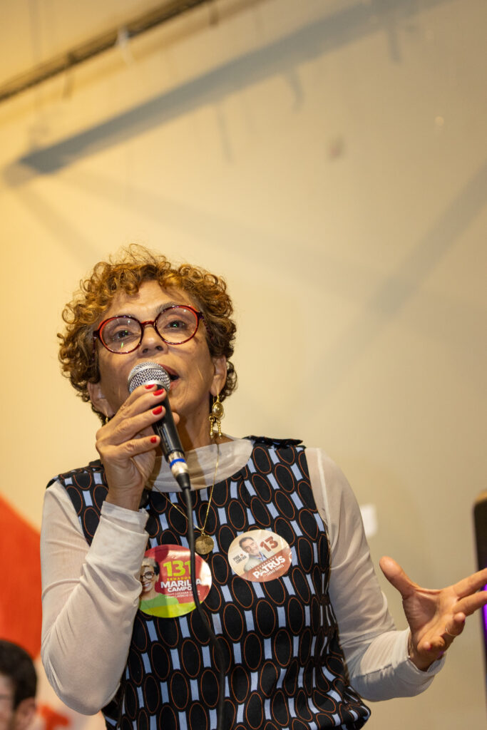 Marilia Campos falando ao microfone
